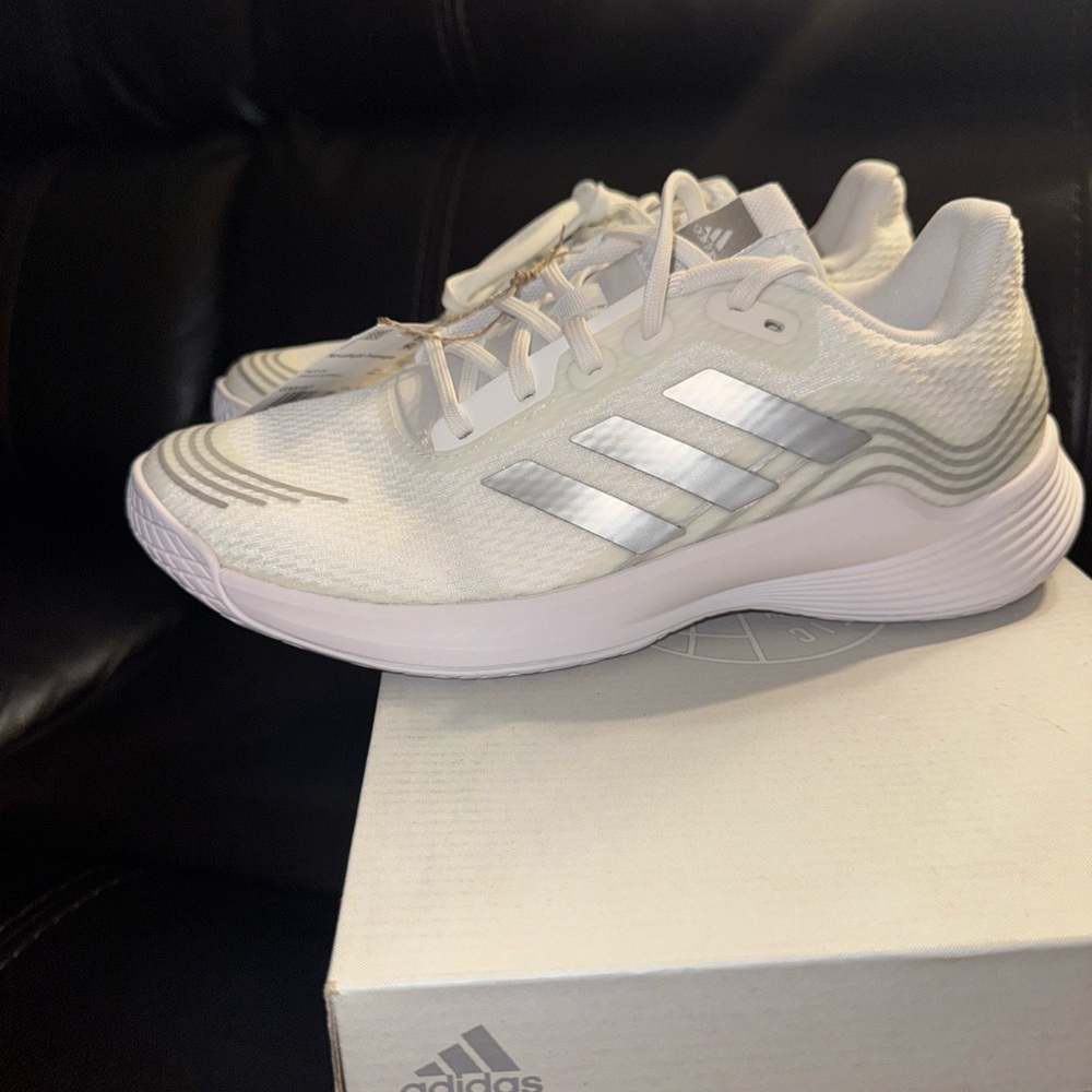 adidas Women's Novaflight Primegreen Sneaker Size 8 New In The Box GX8187 - Picture 5 of 6